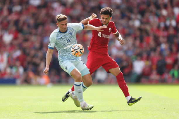 世俱杯官方晒利雅得新月战胜曼城海报：一场载入史册的比赛.