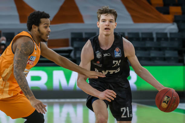 5年0出场 24岁非洲飞翼惨遭瓜帅弃用沦为多余人 却遭3家豪强哄抢